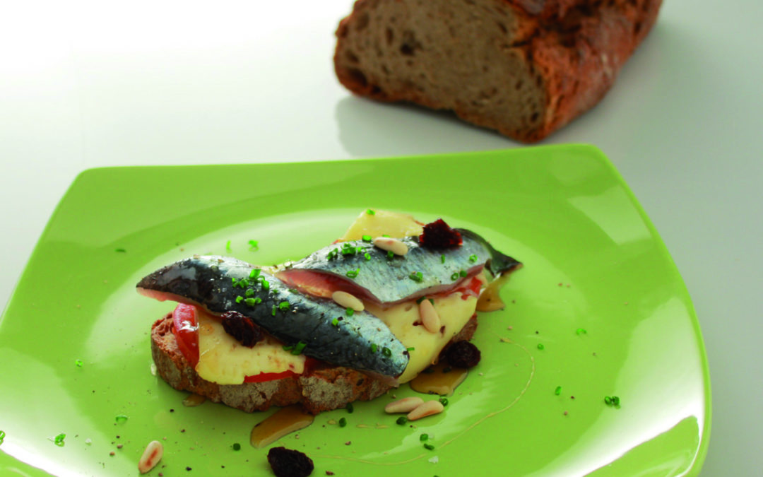 Tostada de pan de Cea con sardina Queso Tetilla y Miel de Galicia