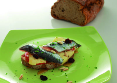 Tostada de pan de Cea con sardina Queso Tetilla y Miel de Galicia